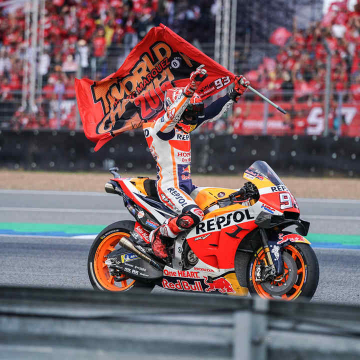 Il pilota della MotoGP della Honda Marc Marquez festeggia una vittoria su una Fireblade.