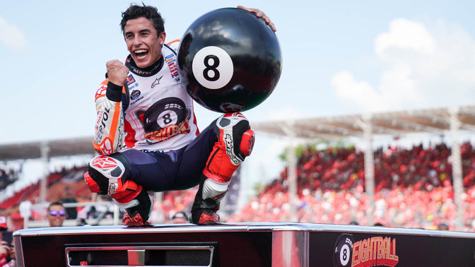 Il pilota Honda della MotoGP Marc Marquez mentre festeggia una vittoria.