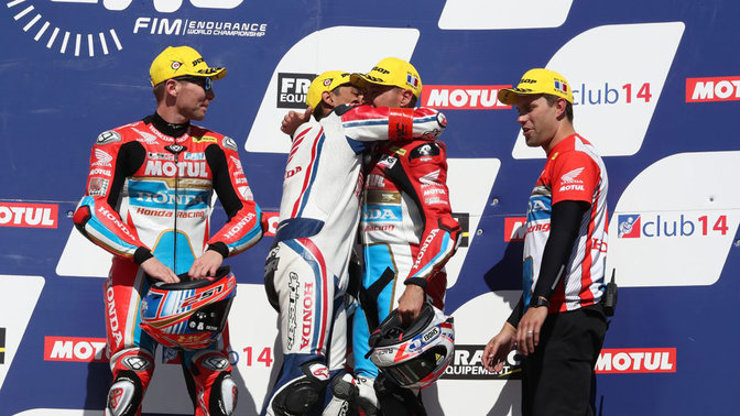 Piloti Honda festeggiano una vittoria al Campionato mondiale Endurance.