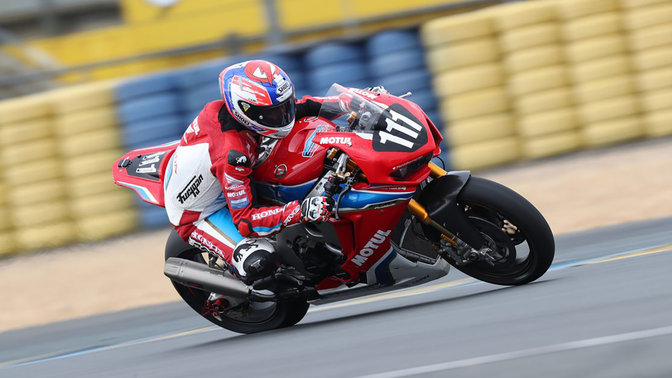 Vista anteriore di tre quarti di una Honda Fireblade durante una gara del Campionato mondiale Endurance.
