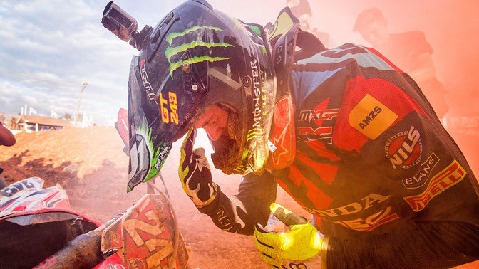 Pilota Honda MXGP dopo una gara in una tempesta di sabbia.