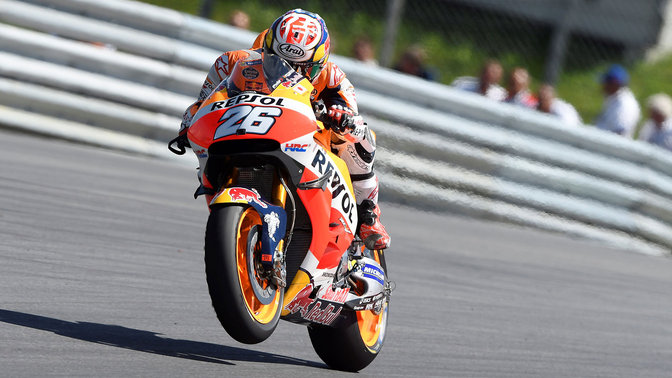 Vista anteriore di tre quarti di una Honda Fireblade in una gara MotoGP.