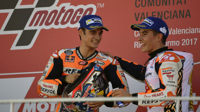 Due piloti MotoGP Honda festeggiano una vittoria.