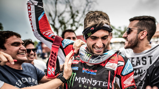 Pilota Honda rally festeggia una vittoria.