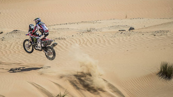Vista posteriore di tre quarti di una Honda CRF450 sulle dune.