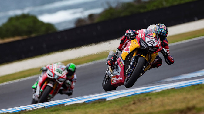Vista anteriore di tre quarti di una Honda durante una gara del campionato mondiale Superbike.