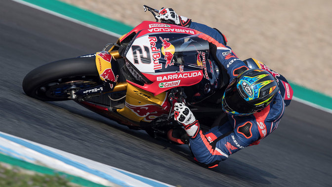 Vista anteriore di tre quarti di una Honda Fireblade in una gara del campionato mondiale Superbike.