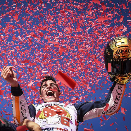 Primo piano di Marquez appena vinta la corsa che gli ha dato il titolo.