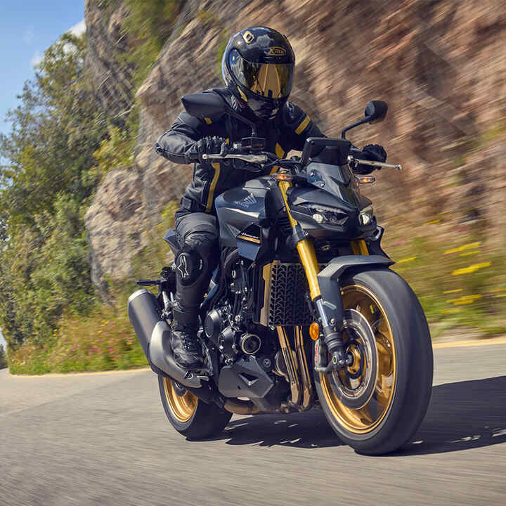 Vista anteriore di tre quarti di CB1000 Hornet in movimento