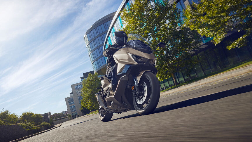 Vista anteriore di tre quarti di Forza 750 in movimento 