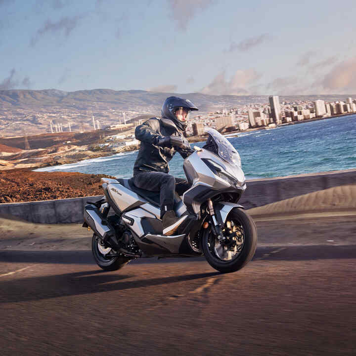 Honda ADV350 con sospensioni a lunga escursione e pneumatici tassellati