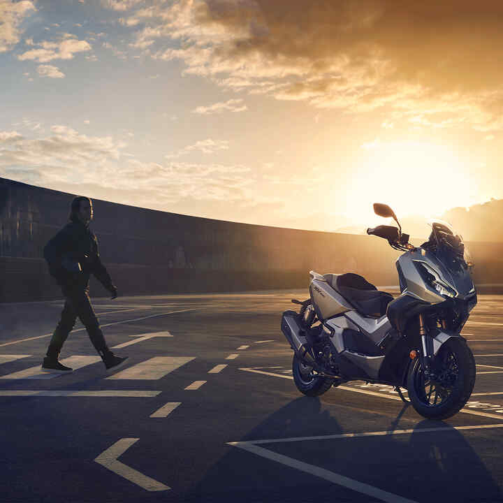 Honda ADV350 con motore sportivo e telaio robusto e che permette di avanzare senza intoppi