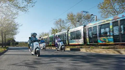 Honda EM1 e: guidato accanto a un treno