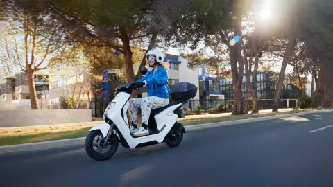 Honda EM1 e: nella versione bianca con bauletto su strada