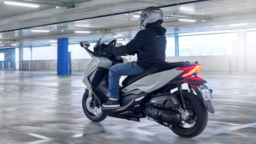 Honda Forza 125 in azione su strada.