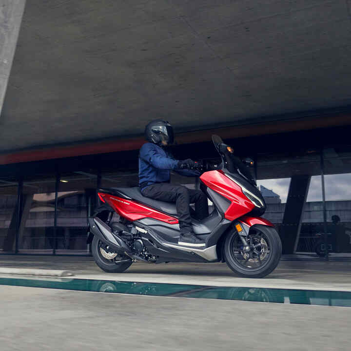 Fotogramma di Honda Forza 350 dal video d'azione