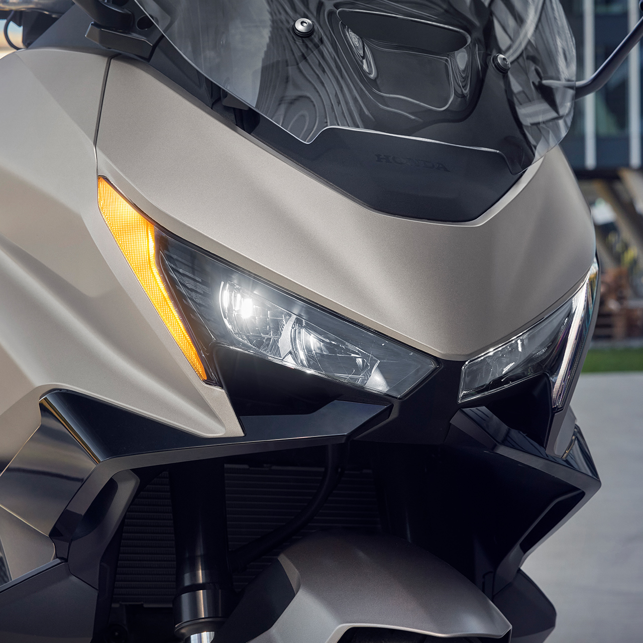 Primo piano della visibilità del faro luminoso della moto Forza 750