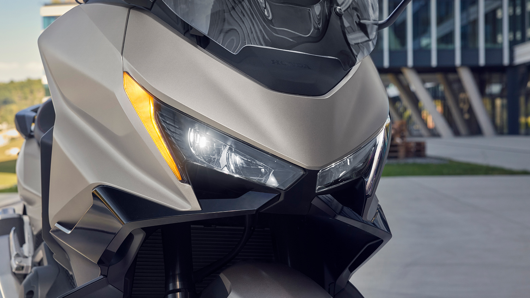 Primo piano della visibilità del faro luminoso della moto Forza 750
