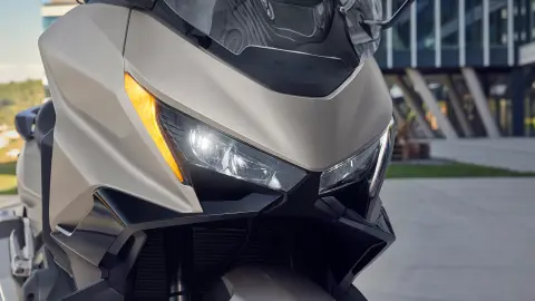 Primo piano della visibilità del faro luminoso della moto Forza 750