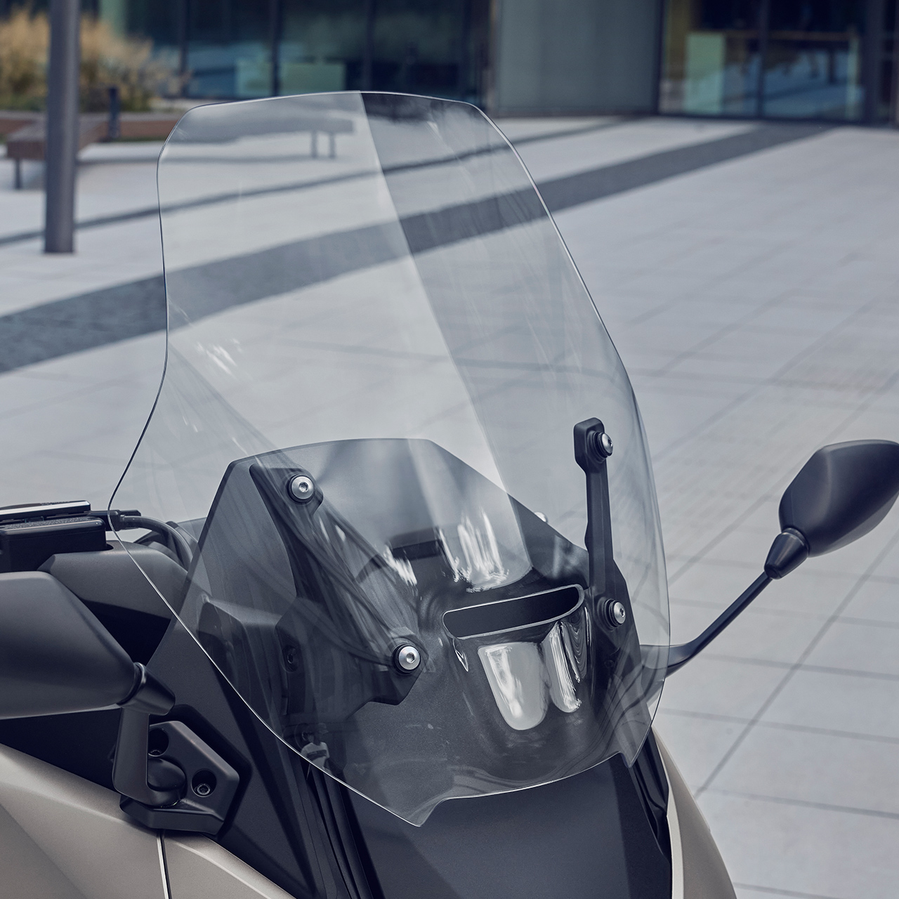 Primo piano dello schermo elettrico della moto Forza 750
