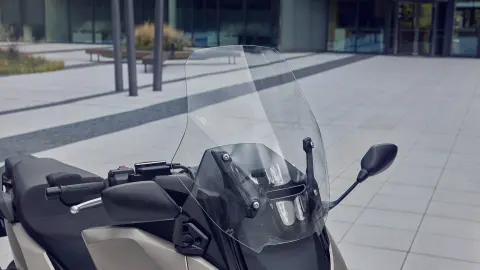 Primo piano dello schermo elettrico della moto Forza 750