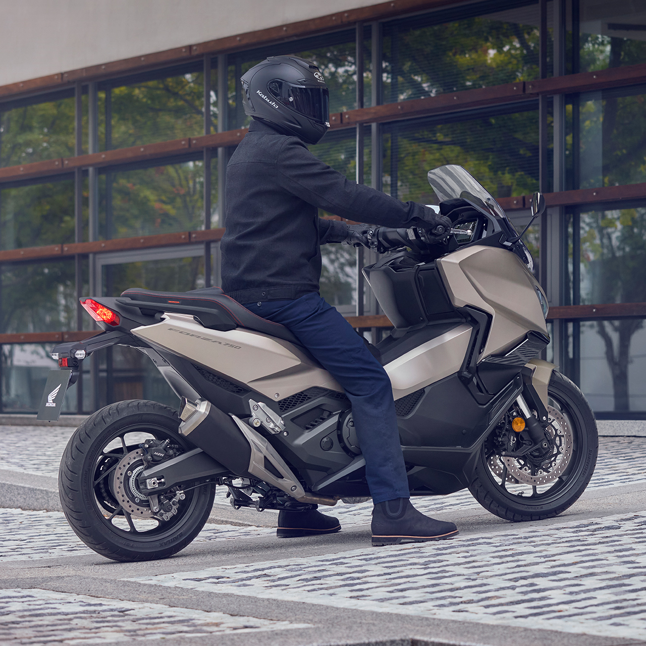 Motocicletta Forza 750 parcheggiata in strada.