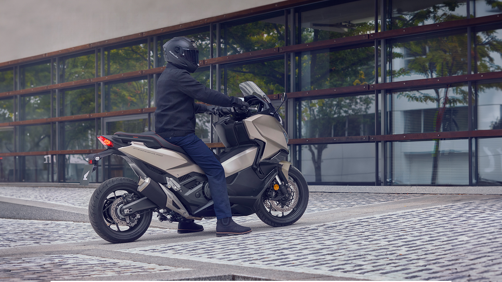 Motocicletta Forza 750 parcheggiata in strada.