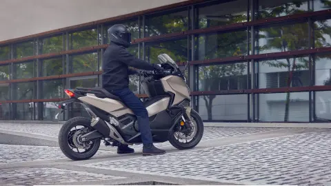 Motocicletta Forza 750 parcheggiata in strada.