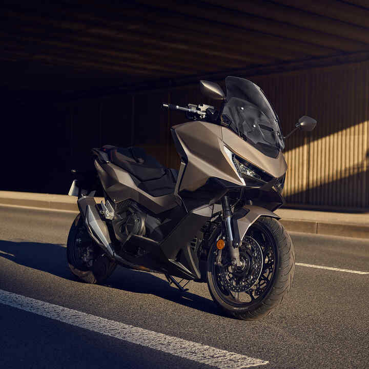 Moto Forza 750 parcheggiata sulla strada.
