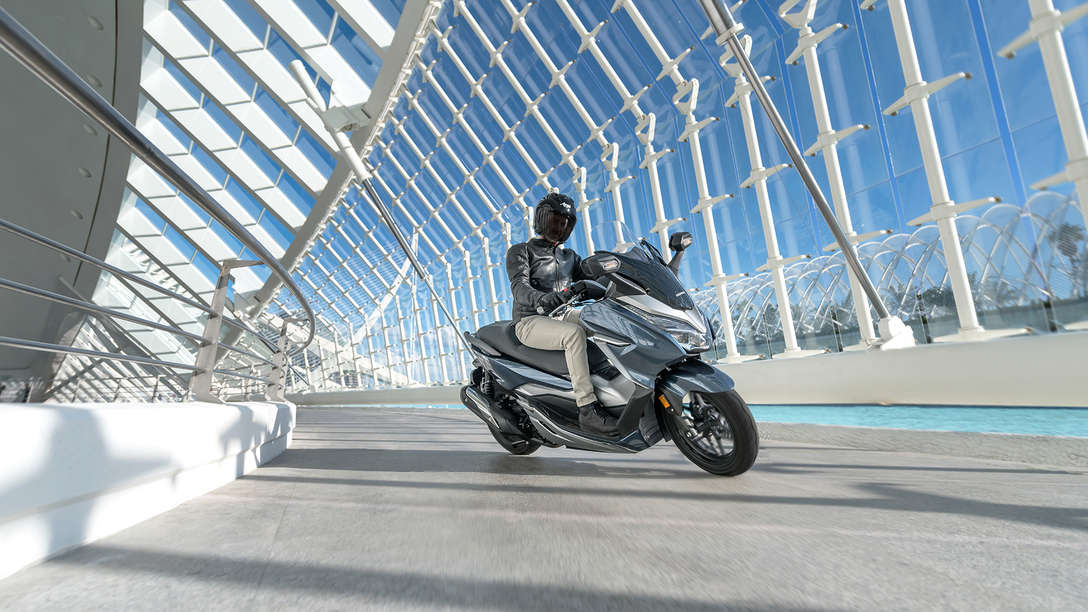 Vista tre quarti anteriore Honda Forza 300 in città.