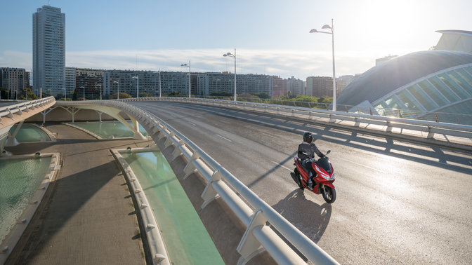 Honda PCX125 guidato in un ambiente urbano.