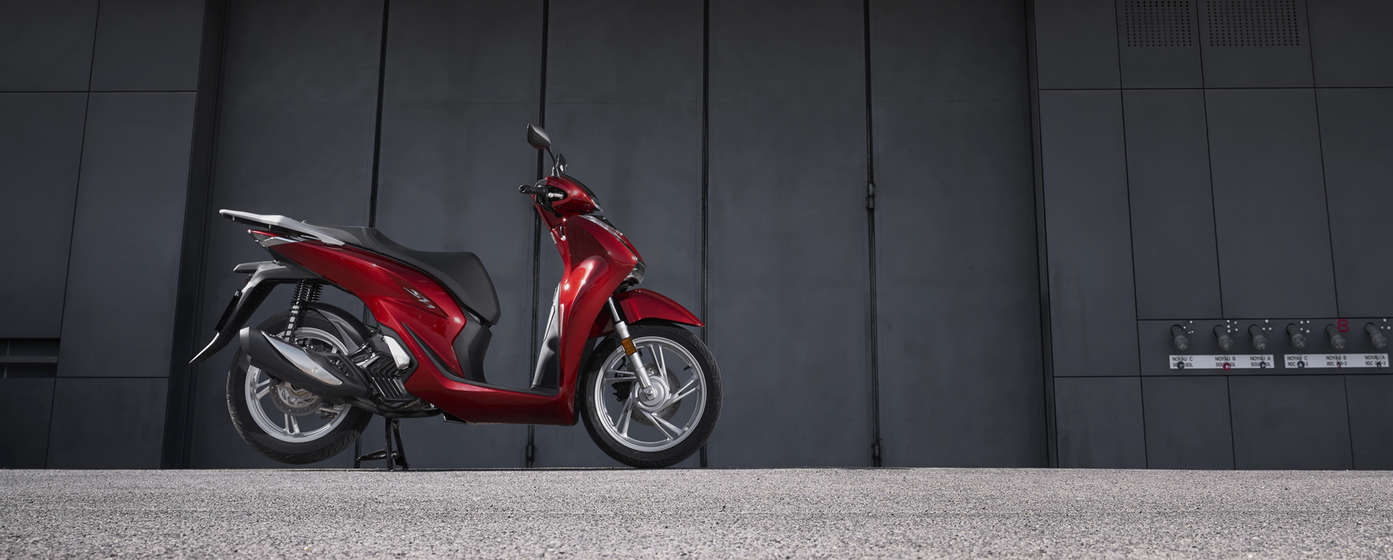 Honda SH125i in un'ambientazione urbana.