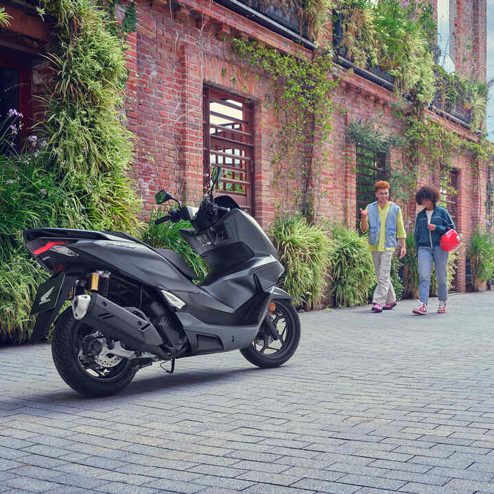 Modelle che camminano verso lo scooter PCX125.