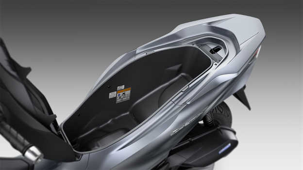 Honda PCX125 - Capacità di carico extra e presa USB Type-C.