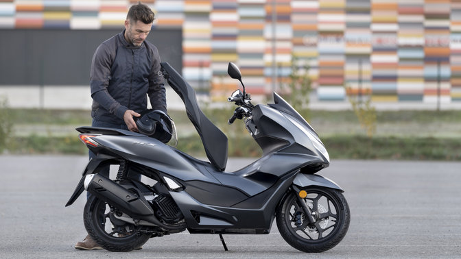 Honda PCX 125 - vista anteriore di tre quarti destra, parcheggiato, moto grigia