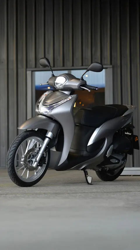 Vista statica anteriore di tre quarti di SH Mode