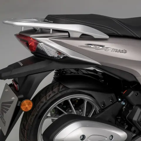 SH Mode 125, ripresa posteriore di tre quarti 