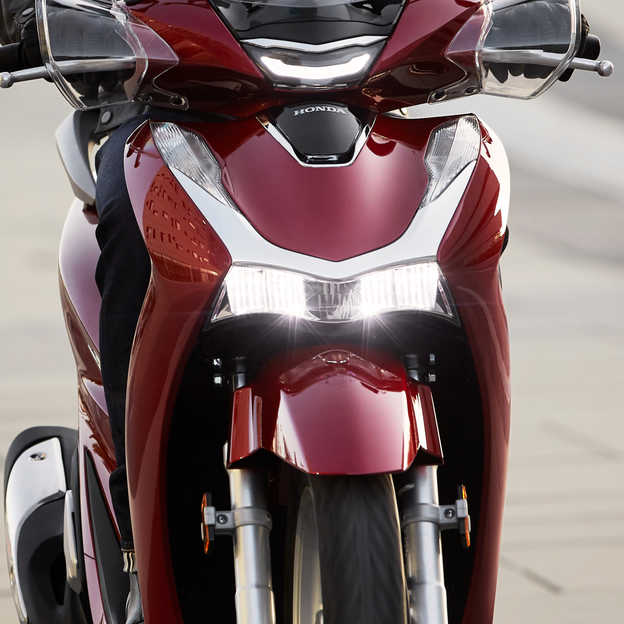 Honda SH125i, vista anteriore, zoom sul faro anteriore