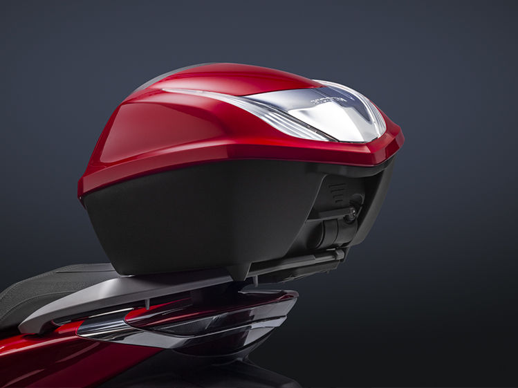 Honda SH125i, portaoggetti superiore