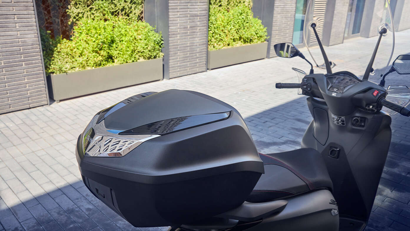 Primo piano del bauletto Smart su Honda SH350i.