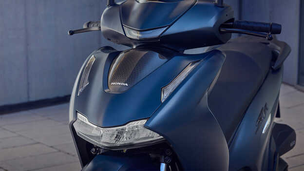 Primo piano delle caratteristiche LED dell'Honda SH350i.