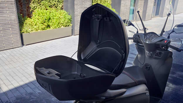 Primo piano del bauletto Smart Honda SH350i aperto. 