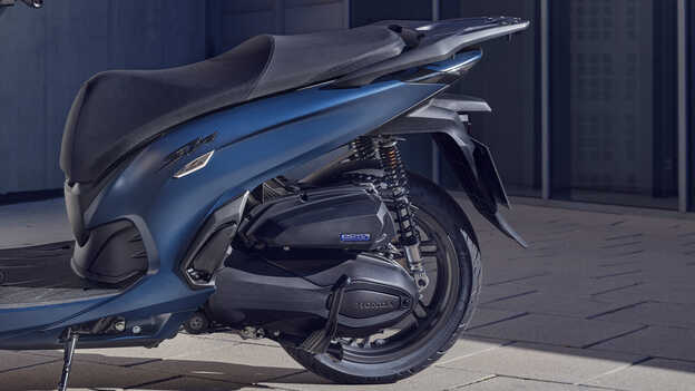 Primo piano del motore Honda SH350i. 