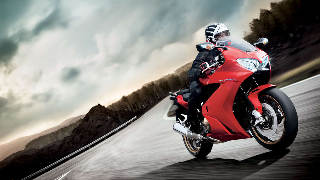 Honda-VFR800F-Tourer-Posizione-Rosso Victory-Dinamica