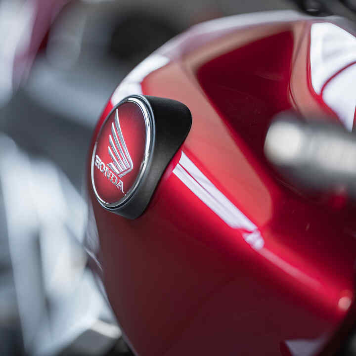 Primo piano del serbatoio carburante della Honda CB1000R