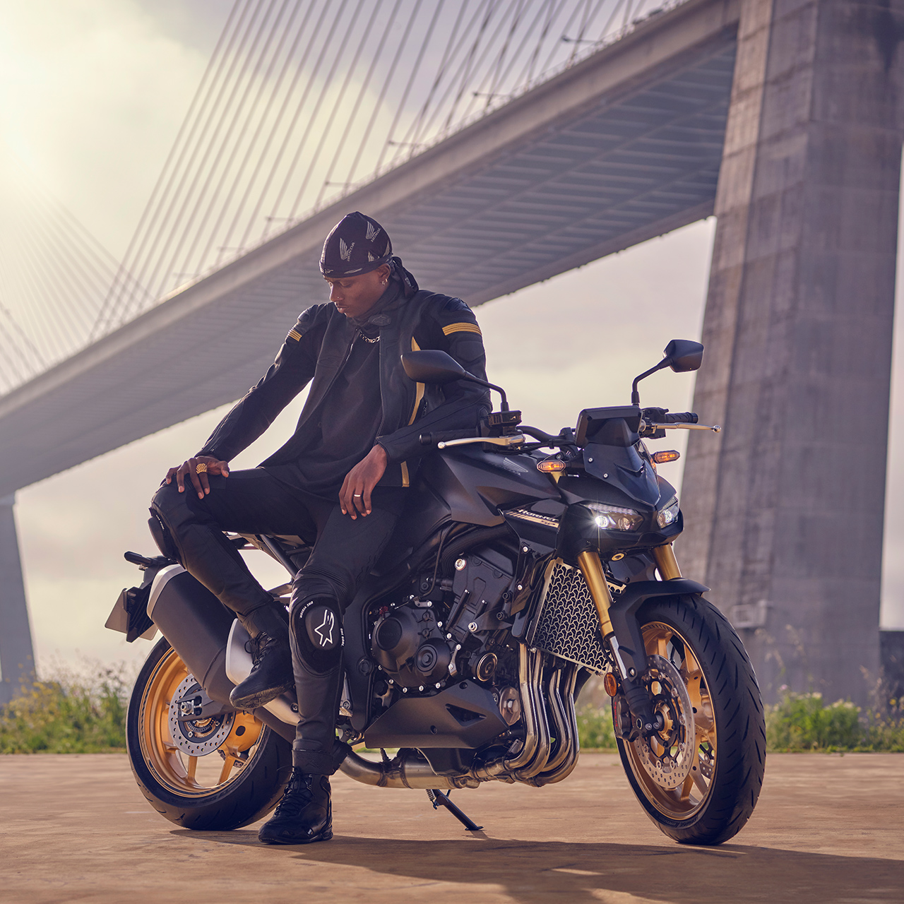 Moto davanti al ponte