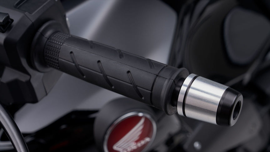 Vista frontale di tre quarti della Honda CB1000R con accessori.