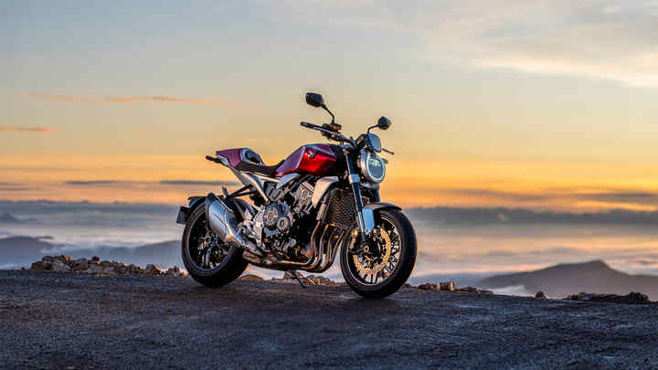 Honda CB1000R, vista anteriore di tre quarti destra, parcheggiata, sopra le montagne