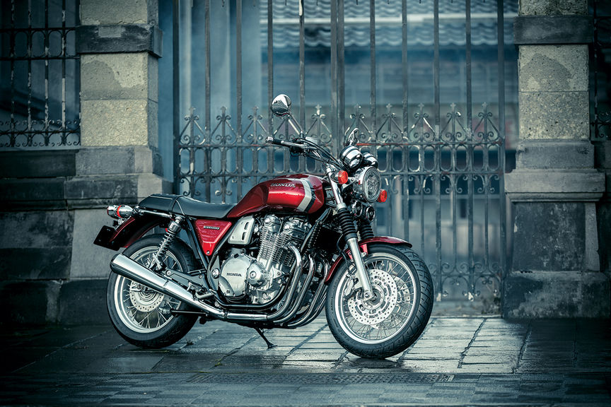 Vista laterale della CB1100EX.