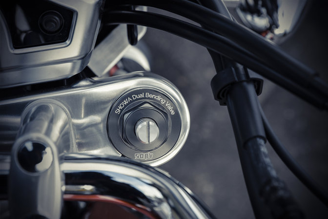 Vista dettagliata della sospensione anteriore della Honda CB1100EX.